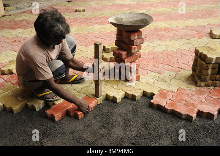 Arbeitnehmer zur Verriegelung Gleitschalungsfertiger block Ziegel, Indien, Asien Stockfoto