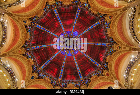 Jugendstil Dekor und die Buntglaskuppel Windows des Flaggschiffs Galeries Lafayette iconic Französische Kaufhaus in Paris Frankreich Stockfoto