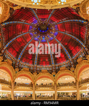 Jugendstil Dekor und die Buntglaskuppel Windows des Flaggschiffs Galeries Lafayette iconic Französische Kaufhaus in Paris Frankreich Stockfoto