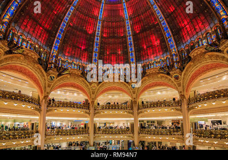 Jugendstil Dekor und die Buntglaskuppel Windows des Flaggschiffs Galeries Lafayette iconic Französische Kaufhaus in Paris Frankreich Stockfoto