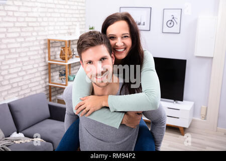 Portrait von ein glückliches junges Paar Spaß zu Hause in Stockfoto