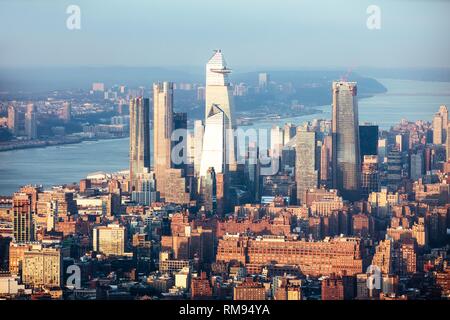 Luftaufnahme von Manhattan Skyline in New York City bei Sonnenuntergang