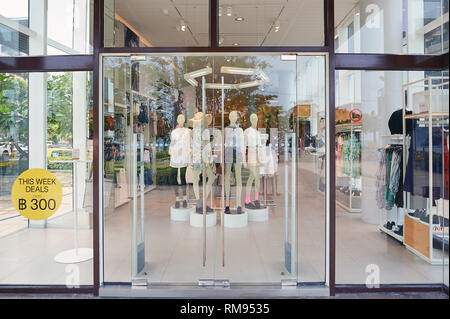 PATTAYA, THAILAND - Februar 20, 2016: H und M Store in Pattaya. H und M für seine schnellen - Mode Bekleidung für Männer, Frauen, Jugendliche und Kinder bekannt. Stockfoto