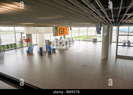 AMSTERDAM, NIEDERLANDE - ca. November 2015: Im Inneren des Flughafens Schiphol. Der Flughafen Amsterdam Schiphol ist der wichtigste Flughafen der Netherl Stockfoto