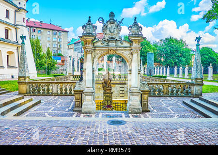 Der Innenhof der Kirche zu Skalka mit Brunnen - Brunnen des hl. Stanislaus und die skulpturengruppe der Altar von drei Jahrtausenden auf Hintergrund, Krakau, Pola Stockfoto