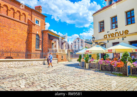 Krakau, Polen - 21. Juni 2018: Das gemütliche Café im Freien an der Ecke Bartosza Straße an der alten Synagoge in historischen jüdischen Viertel Kazimierz, Stockfoto