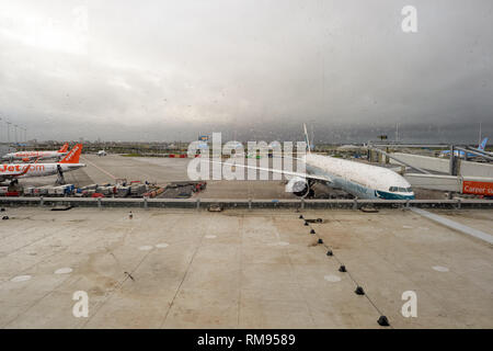 AMSTERDAM, NIEDERLANDE - ca. November 2015: Blick vom Flughafen Amsterdam. Der Flughafen Amsterdam Schiphol ist der wichtigste Flughafen der Niederlande Stockfoto