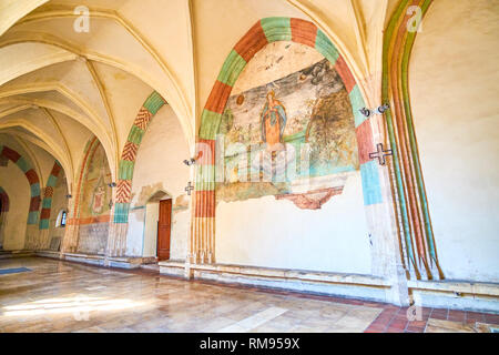 Krakau, Polen - 21. Juni 2018: Die Korridore der Kirche der Hl. Katharina von Alexandria mit großen mittelalterlichen Fresken, die Szenen aus dem Leben der Stockfoto