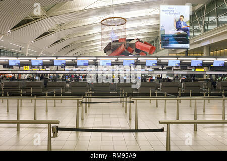 AMSTERDAM, NIEDERLANDE - ca. November 2015: Check-in-Schalter am Flughafen Schiphol. Der Flughafen Amsterdam Schiphol ist der wichtigste Flughafen Stockfoto