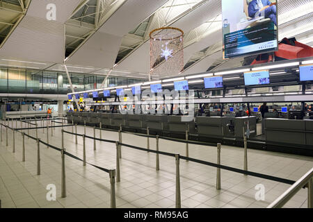 AMSTERDAM, NIEDERLANDE - ca. November 2015: Check-in-Schalter am Flughafen Schiphol. Der Flughafen Amsterdam Schiphol ist der wichtigste Flughafen Stockfoto