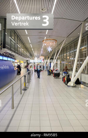 AMSTERDAM, NIEDERLANDE - ca. November 2015: Im Inneren des Flughafens Schiphol. Der Flughafen Amsterdam Schiphol ist der wichtigste Flughafen der Netherl Stockfoto
