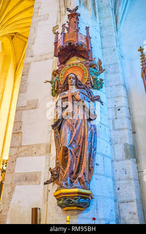 Krakau, Polen - 21 Juni, 2018: Die schöne geschnitzte Skulptur der Hl. Katharina von Alexandria an der Wand des Gebets Halle des gleichen Namens entfernt Stockfoto