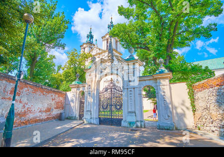 Die schönen Toren zu St. Michael und St. Stanislaus Kirche, mit dem Garten, Krakau, Polen umgeben Stockfoto