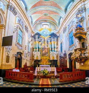 Krakau, Polen - 21. Juni 2018: Die reich verzierten Altar Teil von St. Michael und St. Stanislaus Kirche mit geschnitzte Kanzel an der Wand, am 21. Juni in Stockfoto
