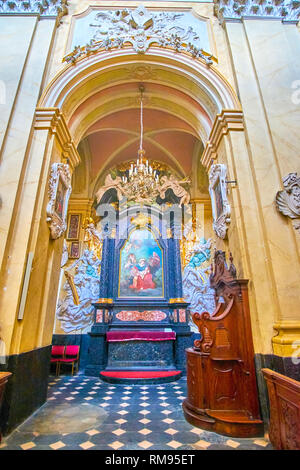 Krakau, Polen - 21. Juni 2018: Die schönen geschnitzten Rahmen der Ikone der Heiligen Familie in der Kapelle von St. Michael und St. Stanislaus Kirche, Stockfoto