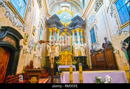 Krakau, Polen - 21. JUNI 2018: Der Altar von St. Michael und St. Stanislaus Kirche mit bunten stein geschnitzten Säulen und geschnitzten Skulpturen und bas-Reli Stockfoto