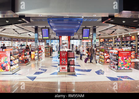 BARCELONA, SPANIEN - ca. November 2015: Duty Free Shop am Flughafen Barcelona. Flughafen Barcelona-El Prat ist ein internationaler Flughafen. Es ist das Wichtigste ai Stockfoto