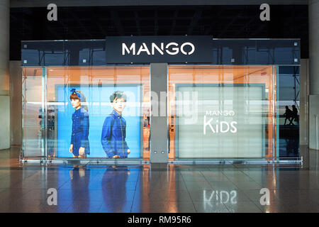 BARCELONA, SPANIEN - ca. November 2015: MANGO store am Flughafen Barcelona. MANGO ist ein Kleidung Design und Manufacturing Company, in Barcelona gegründet. Stockfoto