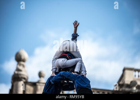 Die Castellers de la Vila de Gràcia führt eine menschliche Tower. Die Stadt Barcelona feierte Tag der Santa Eulalia's durch die Veranstaltung menschlichen Türme zu bauen. Stockfoto