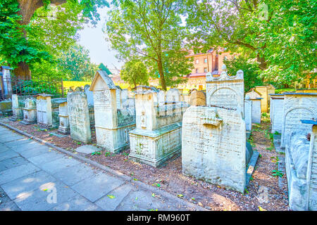 Krakau, Polen - 21. Juni 2018: Die Linie auf mittelalterlichen geschnitzten Grabsteine in Remah Friedhof im Stadtteil Kazimierz, am 21. Juni in Krakau Stockfoto