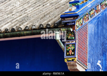 Dächer und Giebel auf der Rückseite des Cheong Fatt Tze, die Blaue Villa in Georgetown, Penang, Malaysia eingerichtet Stockfoto