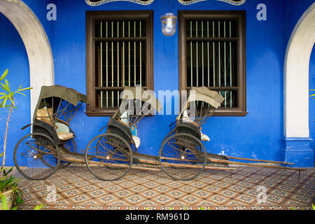 Alte Rikscha im Cheong Fatt Tze, die Blaue Villa in Georgetown, Penang, Malaysia Stockfoto