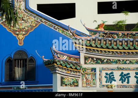 Dächer und Giebel auf der Rückseite des Cheong Fatt Tze, die Blaue Villa in Georgetown, Penang, Malaysia eingerichtet Stockfoto