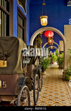 Alte Rikscha im Cheong Fatt Tze, die Blaue Villa in Georgetown, Penang, Malaysia Stockfoto