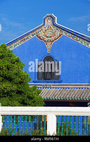 Dächer und Giebel auf der Rückseite des Cheong Fatt Tze, die Blaue Villa in Georgetown, Penang, Malaysia eingerichtet Stockfoto