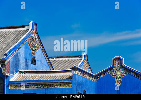 Dächer und Giebel auf der Rückseite des Cheong Fatt Tze, die Blaue Villa in Georgetown, Penang, Malaysia eingerichtet Stockfoto