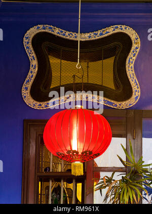 Traditionelle Laternen an der Tür in der Cheong Fatt Tze, die Blaue Villa in Georgetown, Penang, Malaysia Stockfoto