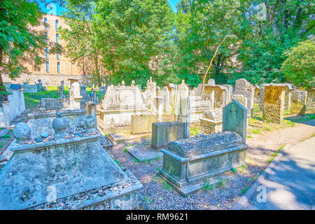 Die historische Alte Jüdische Friedhof im Stadtteil Kazimierz mit üppigen Garten und schattenspendenden Bäumen umgeben, Krakau, Polen Stockfoto