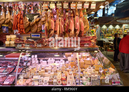 BARCELONA, SPANIEN - 20 November, 2015: Fleisch im La Boqueria angezeigt. Der Mercat de Sant Josep de la Boqueria ist ein großer Markt und einer der c Stockfoto