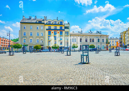 Krakau, Polen - 21. Juni 2018: Die große Ghetto Heldenplatz mit leeren Metall Stühle ist eine Open-Air-Gedenkstätte, commemorable Für die Opfer des 2. Stockfoto