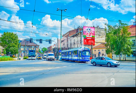 Krakau, Polen - 21. Juni 2018: Die Autos und öffentliche Straßenbahn in der boleslawa Limanowskiego Straße im Stadtteil Podgorze, am 21. Juni in Krakau. Stockfoto