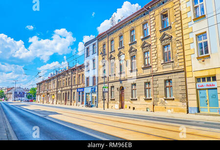 Krakau, Polen - 21. Juni 2018: Die große Boleslaw Limanowski Straße mit historischen Bauten, die an den Seiten ist die Hauptverkehrsstraße in Podgorze distri Stockfoto