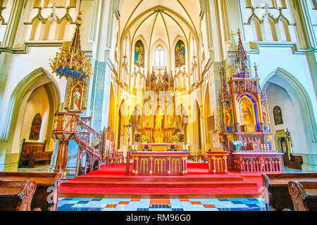 Krakau, Polen - 21. Juni 2018: Das Gebet Halle der St. Joseph Kirche mit hölzernen Altar, Kanzel und Inneneinrichtung im gotischen Stil geschnitzte, Juni Stockfoto