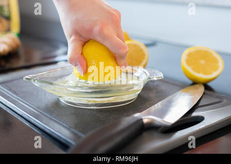 Saft einer Zitrone Stockfoto