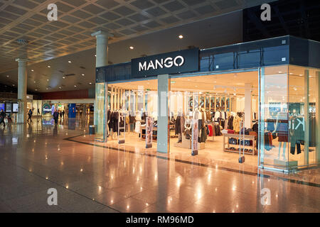 BARCELONA, SPANIEN - ca. November 2015: MANGO store am Flughafen Barcelona. MANGO ist ein Kleidung Design und Manufacturing Company, in Barcelona gegründet. Stockfoto