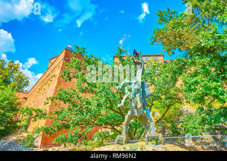 Die Atmung Feuer Wawel Drachen, die berühmte Skulptur am Schloss Wawel in Krakau, Polen Stockfoto