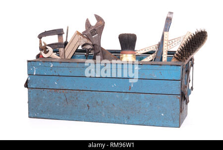 Alte Toolbox mit Vintage tools gefüllt, isoliert Stockfoto