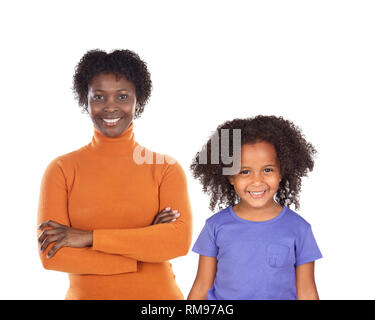 Mutter und Tochter, die an der Kamera schaut mit einem wunderschönen Lächeln auf weißem Hintergrund Stockfoto