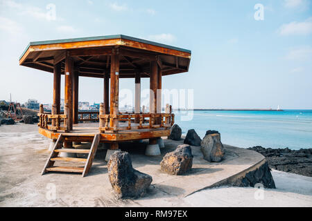 Sehwa Strand und traditionellen Holz Pavillon auf der Insel Jeju, Korea Stockfoto