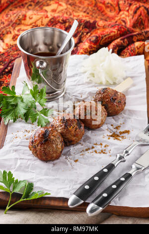 Kebab. Traditionelle orientalische, Arabische und mediterrane Küche mit Sauce, Zwiebel und Petersilie. Stockfoto