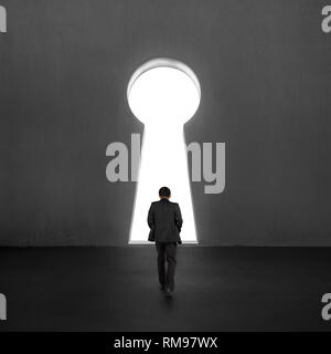 Auf dem Weg zum wichtigsten Form Tür auf Betonwand Stockfoto