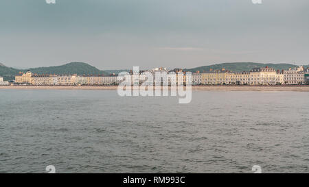 Llandudno, Conwy, Clwyd, Wales, Großbritannien - Juni 08, 2018: Blick von der Seebrücke in Richtung Strand und die Häuser der South Parade Stockfoto