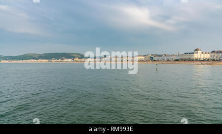 Llandudno, Conwy, Clwyd, Wales, Großbritannien - Juni 08, 2018: Blick von der Seebrücke in Richtung Strand und die Häuser der South Parade Stockfoto