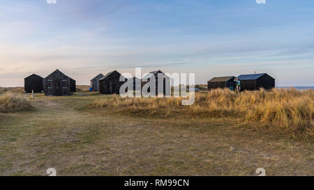 Winterton-on-Sea, Norfolk, England, Großbritannien - 05 April, 2018: Fischerhütten in der Nähe der Nordseeküste. Stockfoto