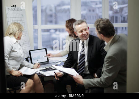 Erfahrene Mitarbeiter diskutieren Probleme im Büro. Stockfoto