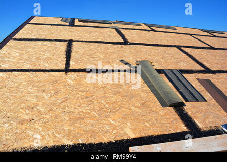 Dachschindeln - Dachkonstruktion, haus dach Reparatur mit asphaltschindeln Stockfoto